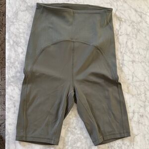 Lululemon High-Waisted ribbed Grey Sage Women Bike Shorts size 2 XS-S
